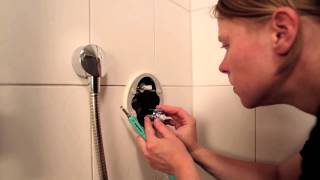 Hansgrohe Technik Installation eines ShowerSelectUnterputzThermostats [upl. by Nhepets]